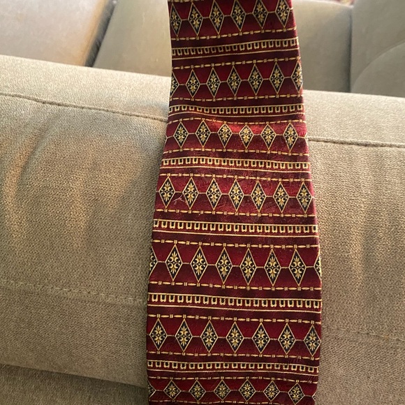 Roundtree & Yorke Burgundy and Gold Silk Tie - Picture 3 of 3